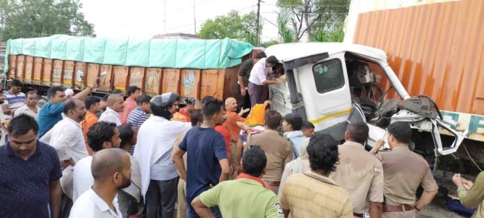 भीषण हादसाः चंदौली पुलिस अधीक्षक कार्यालय के बाहर हुए हादसे के बाद राहत एवं बचाव कार्य में जुटी पुलिस।