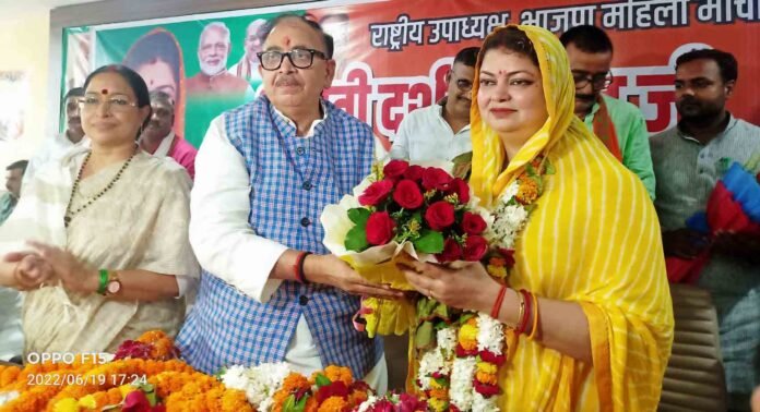 भाजपा कार्यालय पर दर्शना सिंह को बुके देकर सम्मानित करते केंद्रीय मंत्री Dr. Mahendra Nath Pandey