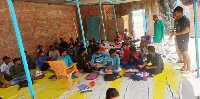 चहनियां में एक कोचिंग सेंटर पर छात्रों का मोबाइल चेक करते बलुआ इंस्पेक्टर राजीव सिंह।