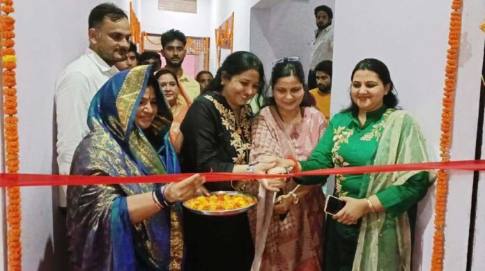 सैयदराजा में प्रशिक्षण केंद्र का उद्घाटन करती मीना सिंह व आईएएस साक्षी सिंह व अन्य अतिथिगण