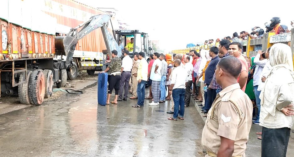 पुलिस अधीक्षक कार्यालय के सामने नेशनल हाइवे व सर्विस रोड पर बड़ा हादसा होते-होते रह गए। ईंट लदे ट्रैक्टर-ट्राली को बचाने के प्रयास ट्रैलर ने तीन वाहनों से टकरा गया।