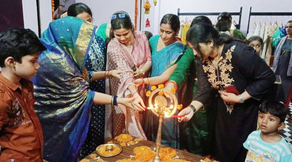 सैयदराजा में प्रशिक्षण केंद्र का उद्घाटन करती मीना सिंह व आईएएस साक्षी सिंह व अन्य अतिथिगण
