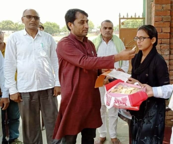 UP Board: हुसेपुर में टॉप टेन में आयी छात्रा स्वेता को 5 हजार का चेक देते प्रबंधक डा. शिवप्रकाश सिंह।