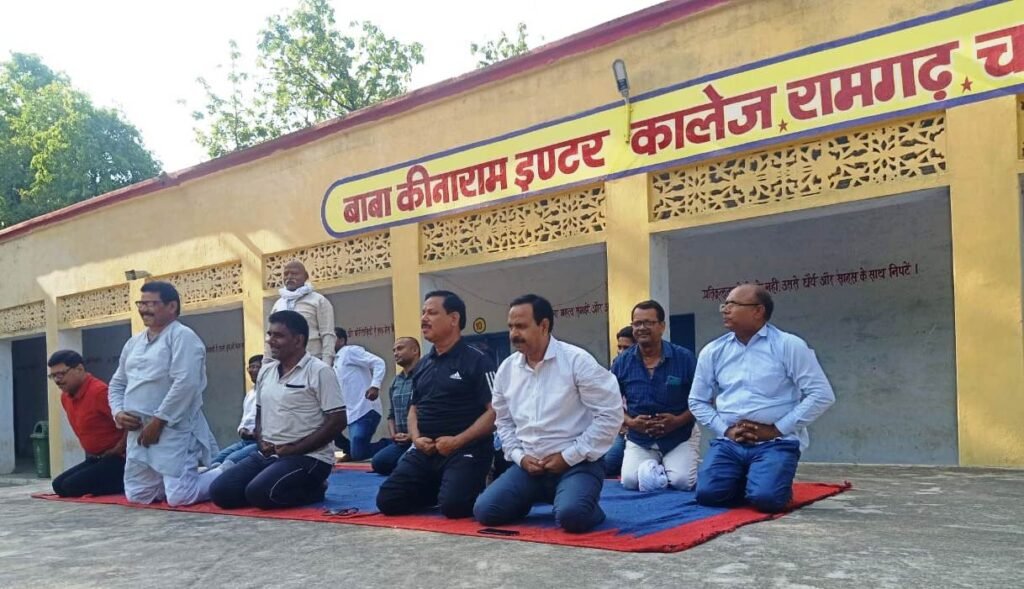 प्रबंधक धनंजय सिंह के साथ योग करते लोकनाथ महाविद्यालय के अध्यापक, कर्मचारी व क्षेत्रीय ग्रामीण।