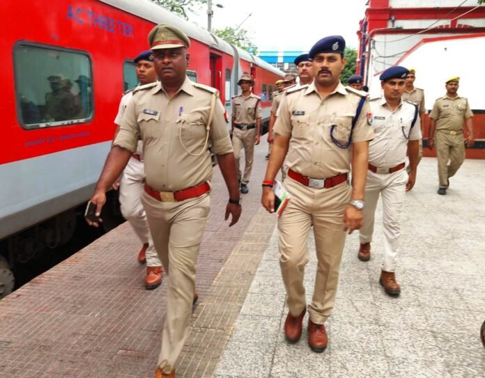 DDU जंक्शन पर गश्त करते रेलवे सुरक्षा बल के अधिकारी।