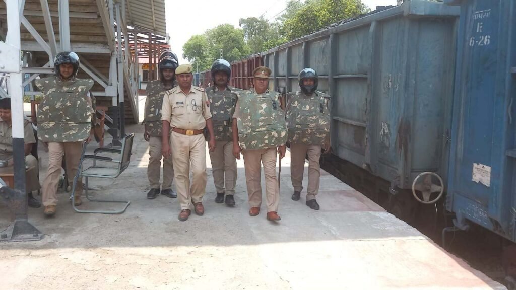 Agneepath Scheme Protest: चंदौली रेलवे स्टेशन पर सुरक्षा के लिहाज से तैनात पुलिस फोर्स।