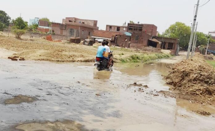 चिरईगांव स्थित राधा-कृष्ण मंदिर के पास सड़क पर जलजमाव का दृश्य।
