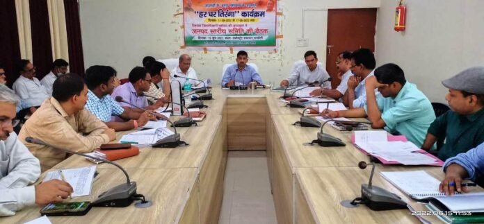 Chandauli कलेक्ट्रेट सभागार में अफसरों संग बैठक करते डीएम।
