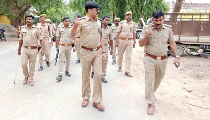 Agneepath Scheme Protest: लक्ष्मणगढ़ में मौजूद सीओ अनिरुद्ध सिंह के साथ इंस्पेक्टर व फोर्स।