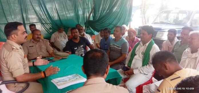 कमालपुर में शांति समिति की बैठक को सम्बोधित करते थानाध्यक्ष विपिन कुमार सिंह।