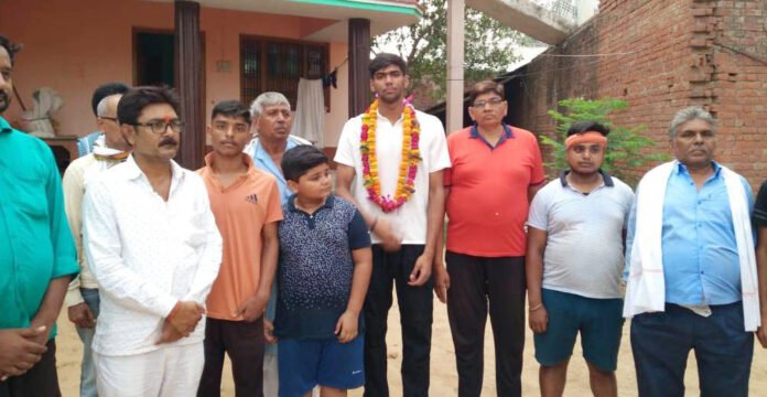 कतर से वतन वापसी के बाद धरौली गांव में कुशल सिंह का स्वागत एवं सम्मान करते परिवार व गांव के लोग।