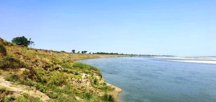 धानापुर क्षेत्र में गंगा कटान में समाहित भूमि का दृश्य।