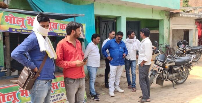 Shahabganj कस्बे में टूटे हुए चौका का देखते एडीओ पंचायत व ब्लाक कर्मी।