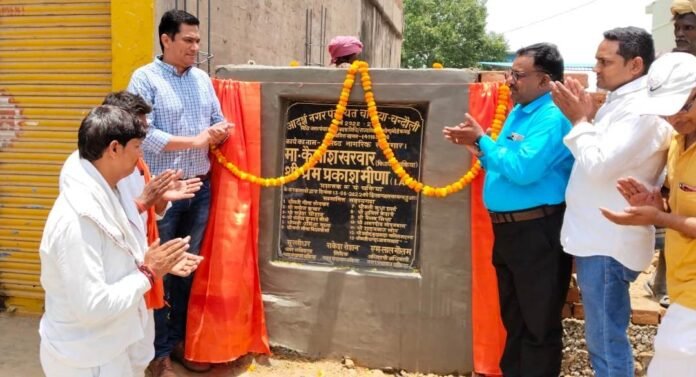 Chakia में वरिष्ठ नागरिक सम्मान सभागृह के निर्माण कार्य का शुभारंभ करते एसडीएम।