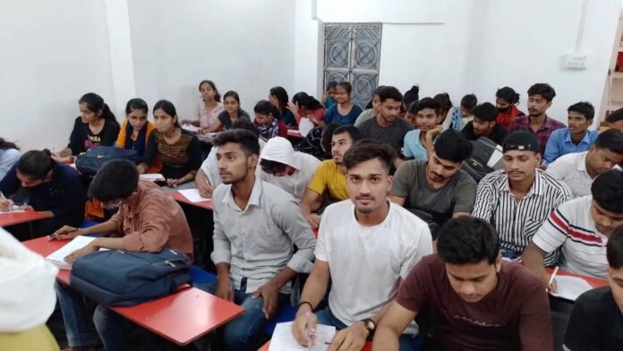 रक्तदान पर आयोजित सामान्य ज्ञान प्रतियोगिता में प्रतिभाग करते अभ्यर्थी।