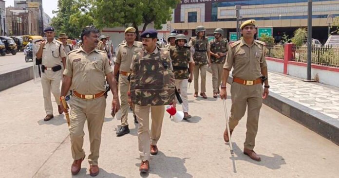 DDU जंक्शन के सर्कुलेटिंग एरिया में गश्त करती पुलिस फोर्स।