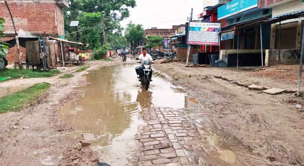 चहनियां कस्बा में मुगलसराय जाने वाले मार्ग पर लगा पानी।