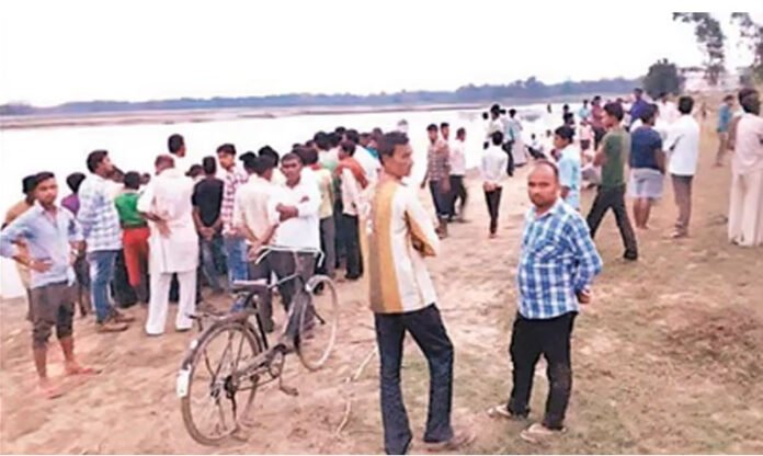 गंगा किनारे मिला युवक का शव
