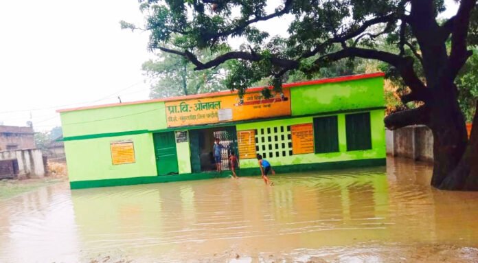 सकलडीहा क्षेत्र में बारिश के पानी से घिरा ओनावल प्राथमिक विद्यालय।