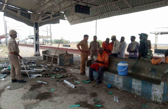 कुचमन रेलवे स्टेशन पर उपद्रवियों द्वारा की गयी तोड़फोड़।