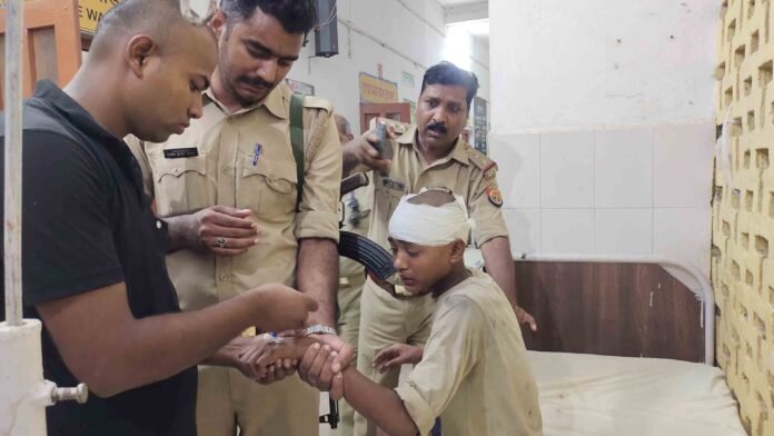 सड़क दुर्घटना में घायलों का अस्पताल में उपचार कराती पुलिस।