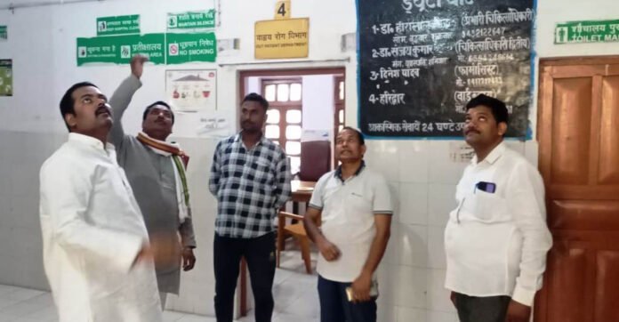 Shahabganj PHC का निरीक्षण करते MLC आशुतोष सिन्हा।