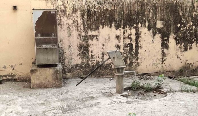 Sakaldiha तहसील परिसर में बंद पड़ा वाटर कूलर और खराब पड़ा हैंडपंप।