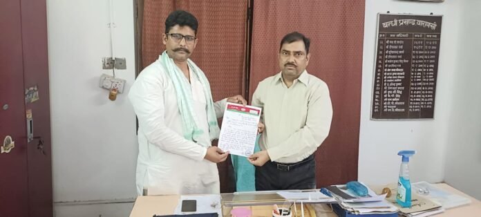 Young Writer: एक्सईएन को पत्रक देते अंजनी सिंह।