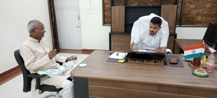 चंदौली कलेक्ट्रेट में डीएम से सिंचाई संबंधित समस्या पर चर्चा करते पूर्व सांसद रामकिशुन।