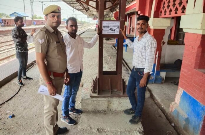 धीना में यूपी पुलिस तकनीकी सेवाएं द्वारा विकसित UPCOP App जनता की जानकारी देते पुलिस कर्मी।