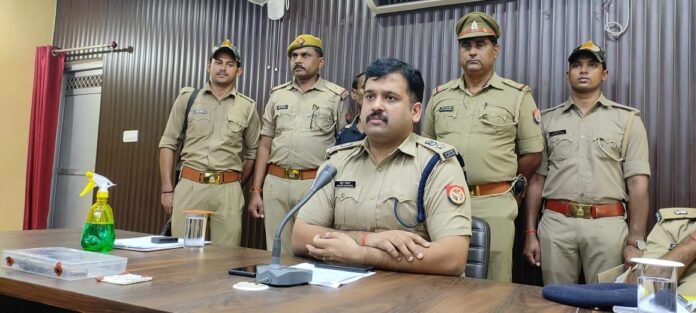पुलिस लाइन चंदौली में पकड़े गए 50 हजार के ईनामियां बदमाश संग पुलिस टीम।