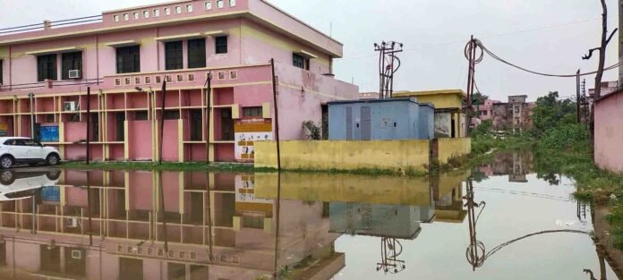 चंदौली जिला अस्पताल परिसर में जमा बारिश का पानी।