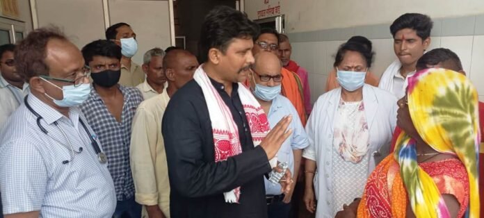 जिला अस्पताल में सीएमएस के समक्ष श्रमिकों से बातचीत करते अंजनी सिंह।