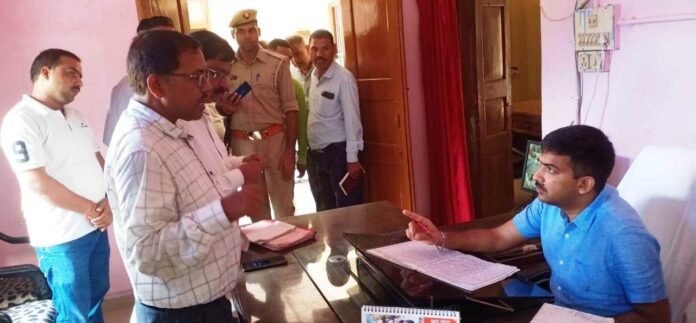 चहनियां में निरीक्षण के दौरान कर्मचारियों से जवाब तलब करते डीएम संजीव सिंह।