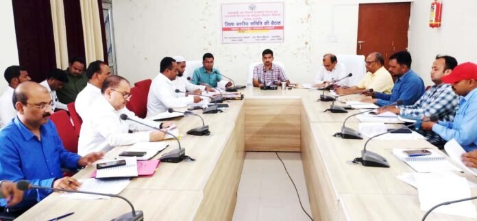चंदौली कलेक्ट्रेट सभागार में अफसरों संग बैठक करते डीएम संजीव सिंह।