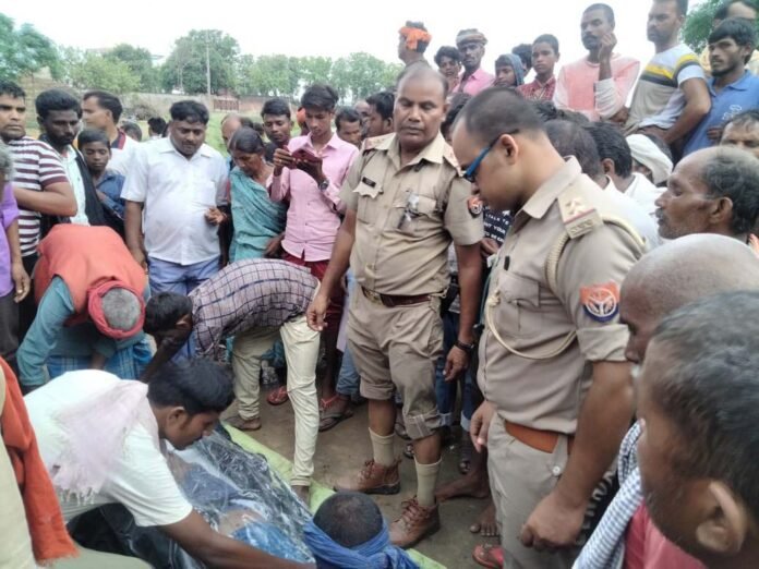 केरायगांव में आकाशीय बिजली से मजदूर की मौत के बाद मौके पर जुटी भीड़ व पुलिस।