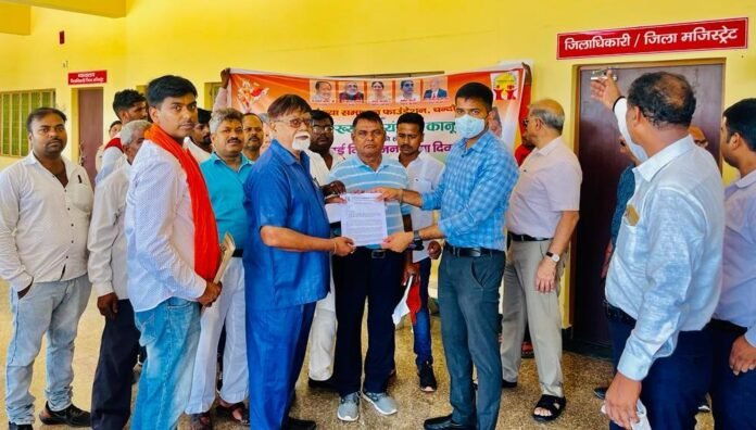 चंदौली कलेक्ट्रेट में ज्ञापन सौंपते डा. अनिल यादव।