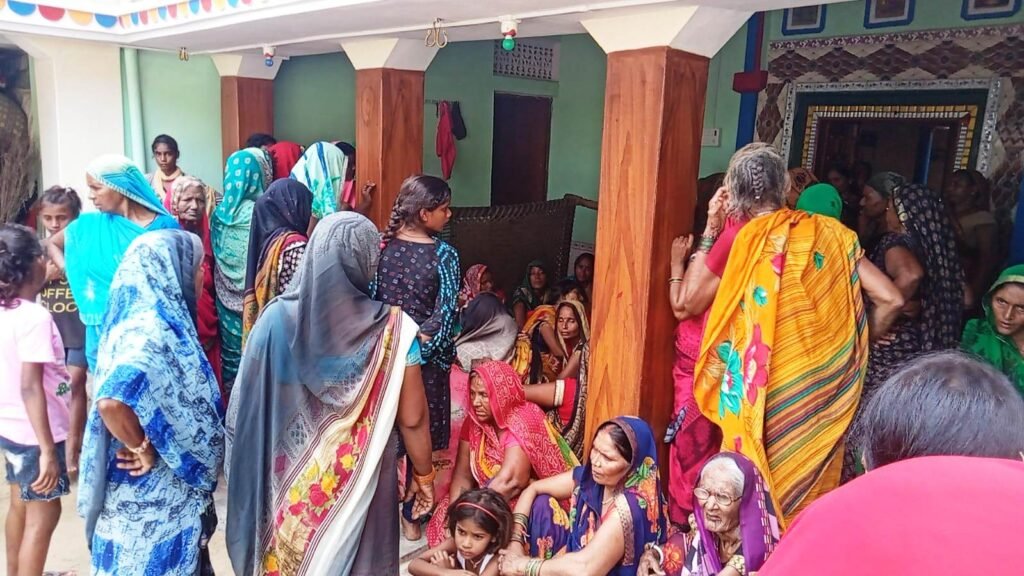 महुअर कला में किशोर की मौत के बाद रोते बिलखते परिजन।