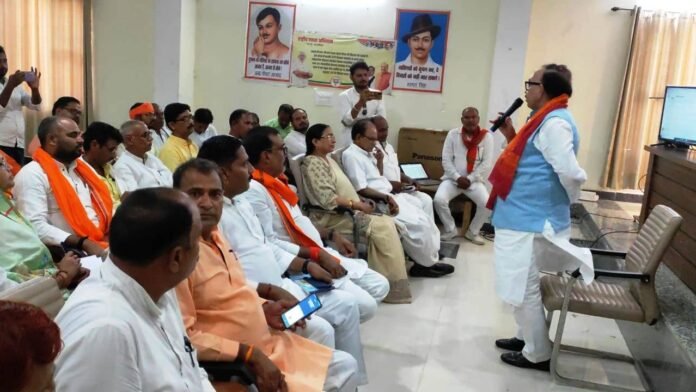 भाजपा कार्यालय पर कार्यकर्ताओं को संबोधित करते डा. महेंद्रनाथ पांडेय।