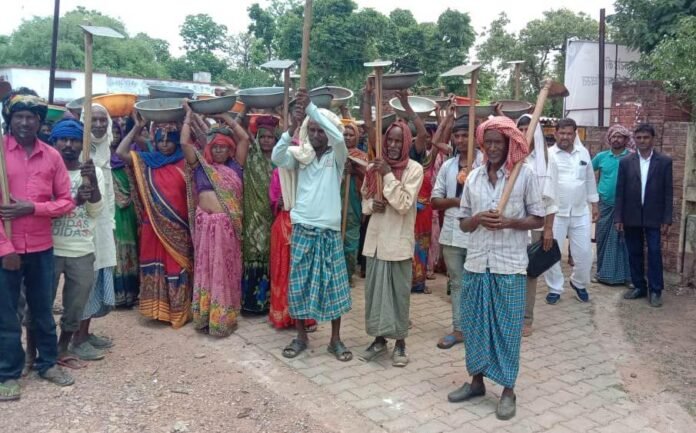 बजरडीहा में मनबढ़ों के खिलाफ लामबंदर मनरेगा मजदूर।