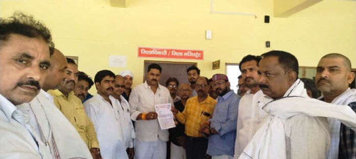चंदौली कलेक्ट्रेट में जिलाधिकारी को निवेदन पत्र सौंपते व्यापार मंडल के पदाधिकारी।