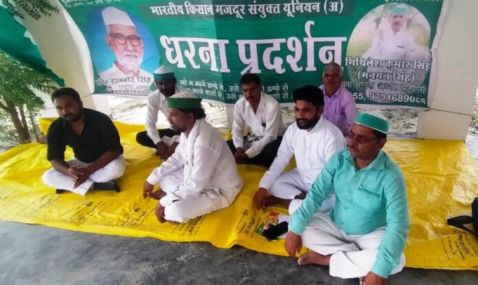 खोनपुर में धरने पर बैठे भाकियू के पदाधिकारी व कार्यकर्ता।