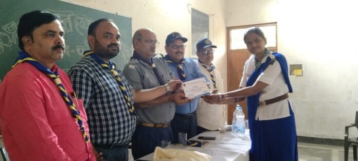 अंजू कुमारी को प्री एएलटी का प्रमाण पत्र प्रमाण करते अधिकारीगण।
