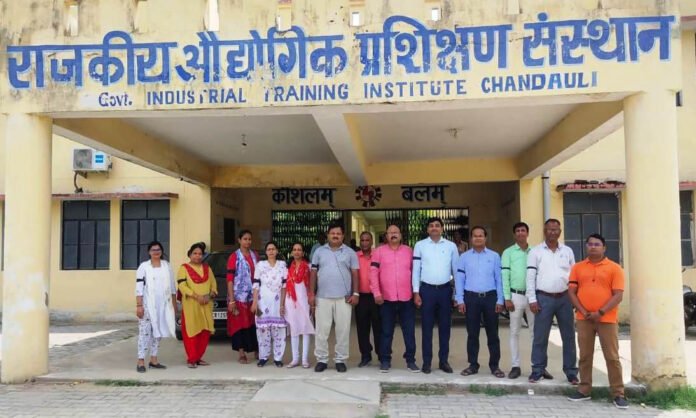 राजकीय आईटीआई कालेज रेवसा में काली पट्टी बांधकर विरोध जताते कर्मचारी।