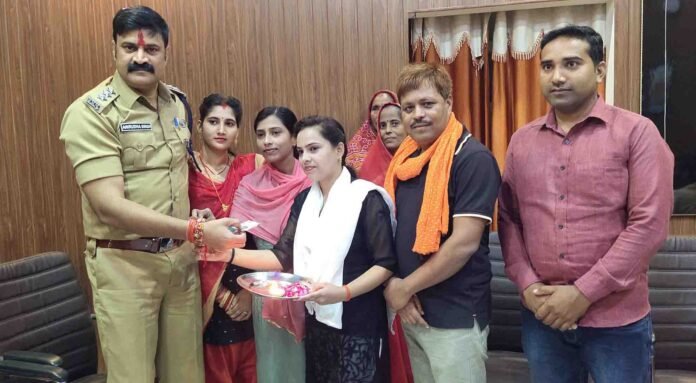 रक्षा बंधन की त्योहार पर दो सगी बहनों से रक्षा सूत्र बंधवाते डिप्टी एसपी अनिरूद्ध सिंह साथ में दुर्गेश सिंह।