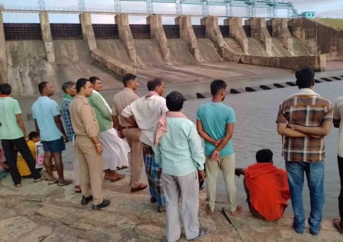 मूसाखांड बांध में युवक के डूबने की सूचना के बाद पहुंची पुलिस।