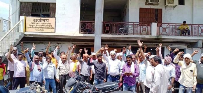 अधीक्षण अभियंता कार्यालय पर धरना देते संविदा विद्युत कर्मी।