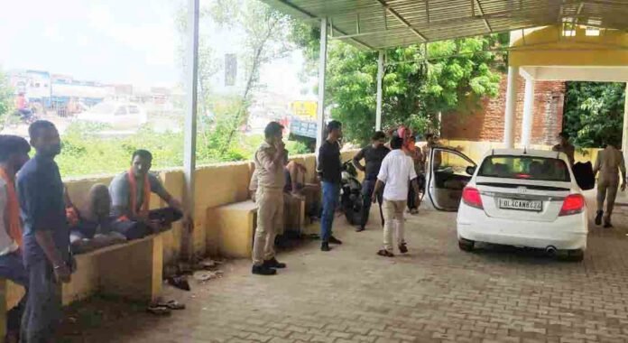 चंदौली पोस्टमार्टम हाउस पर जुटे मृतक परिजन।
