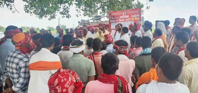 किसान पदयात्रा में किसानों को संबोधित करते मनोज कुमार सिंह डब्लू।