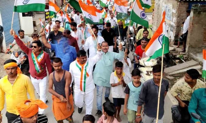 चंदौली नगर में लक्ष्मीकांत अग्रहरि के नेतृत्व तिरंगा यात्रा निकालते व्यापारी।